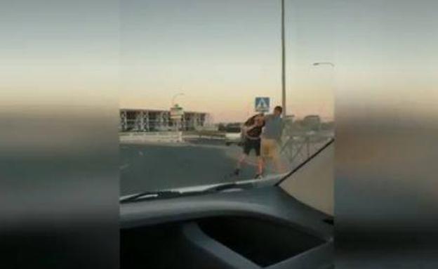 Comienzan una riña en un taxi y acaban peleándose en la carretera