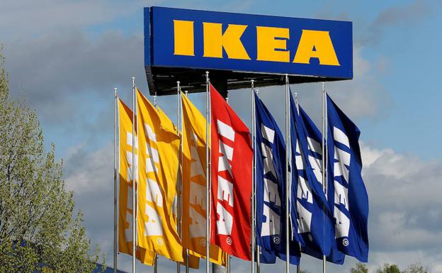 Un niño dispara en Ikea con una pistola que se encontró en un sofá