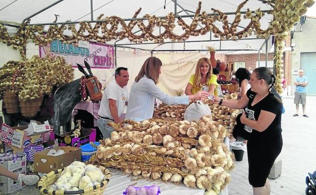 Portillo reivindica sus raíces agrícolas y artesanas con 26 puestos en la feria del ajo