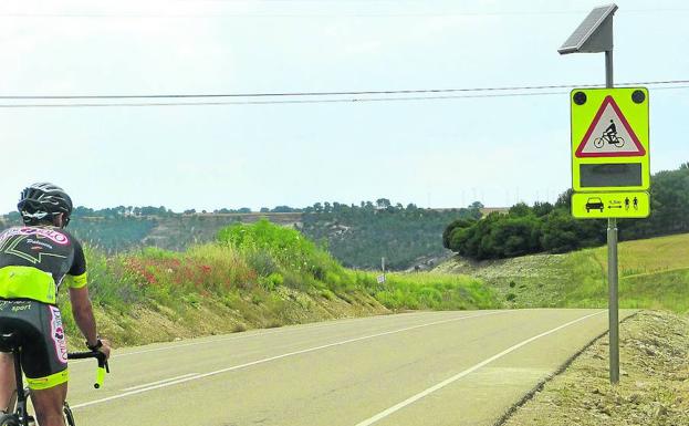 La Junta prueba en Wamba una señal que detecta y avisa de la presencia de ciclistas
