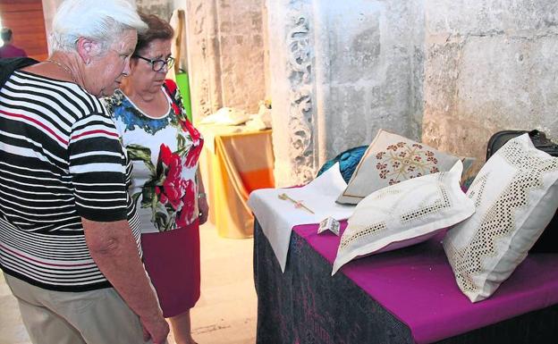 Los grupos de costura y bordado en tul de Cuéllar exhiben sus creaciones