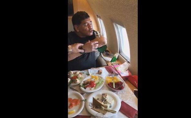 El chupito de Maradona en su avión privado