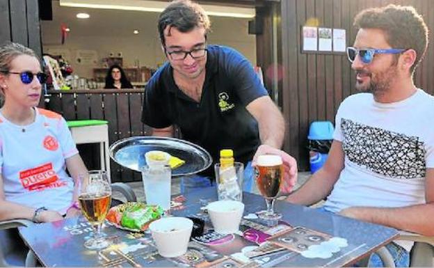 Café y cañas por la integración en un chiringuito de Viana