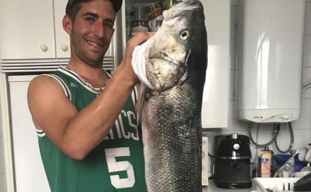 Un buceador burgalés pesca una lubina de nueve kilos en Cantabria