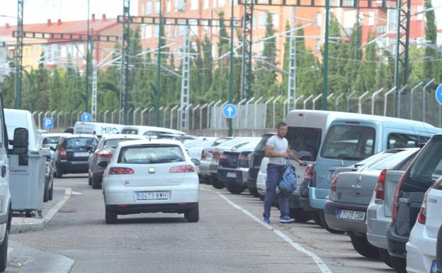 La calle La Vía será una zona de aparcamiento disuasorio