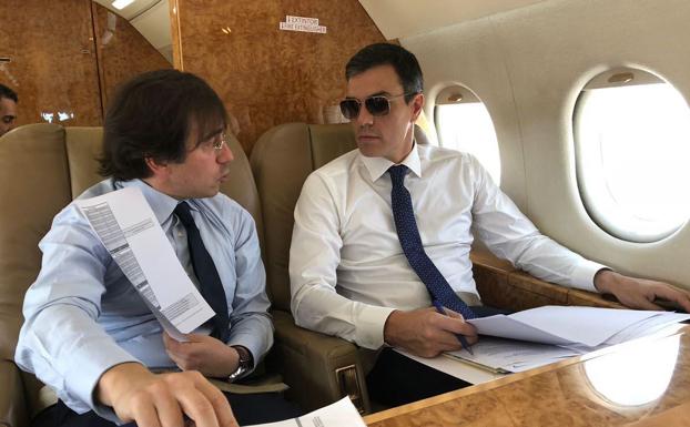 El PP pregunta al Gobierno sobre las gafas de Sánchez en el avión: «¿Son graduadas?»