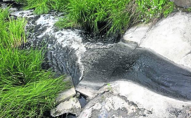 Hornillos denuncia vertidos ilegales en el arroyo de Sangujero