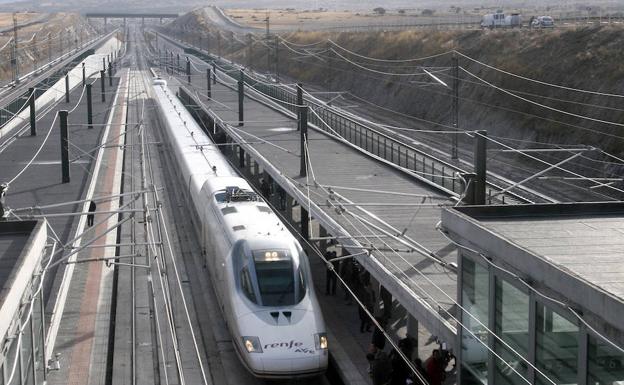 El tren más madrugador de Madrid a Segovia descansa en agosto