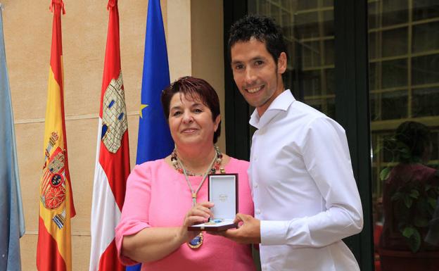 Segovia premia la «humildad y superación» de Javi Guerra