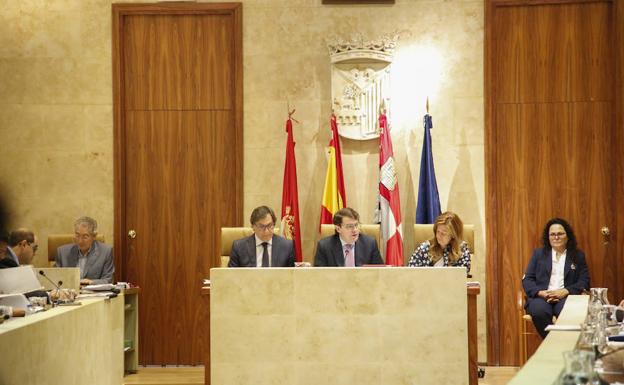 El PP desoye a la oposición y se empeña en mantener a Franco en el salón de plenos