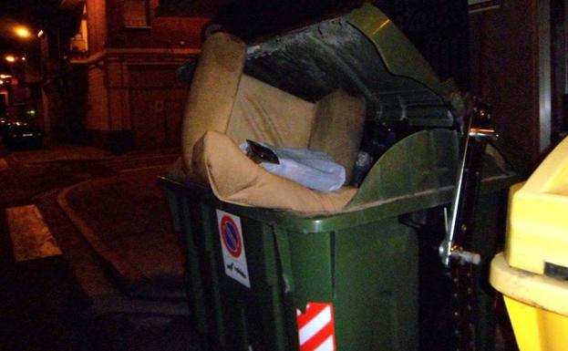 Salvado un mendigo que dormía entre papeles cuando lo iba a triturar el camión de la basura