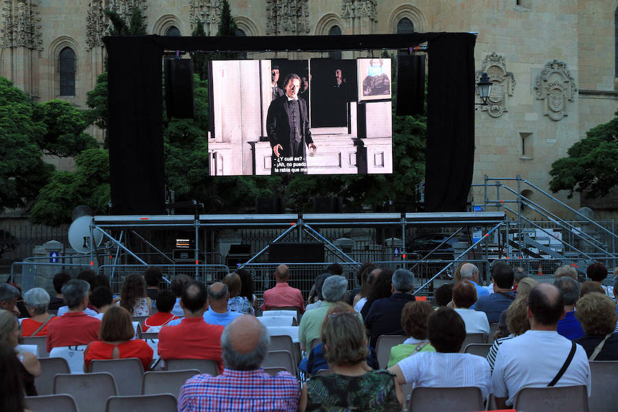 La Plaza Mayor se viste del Teatro Real