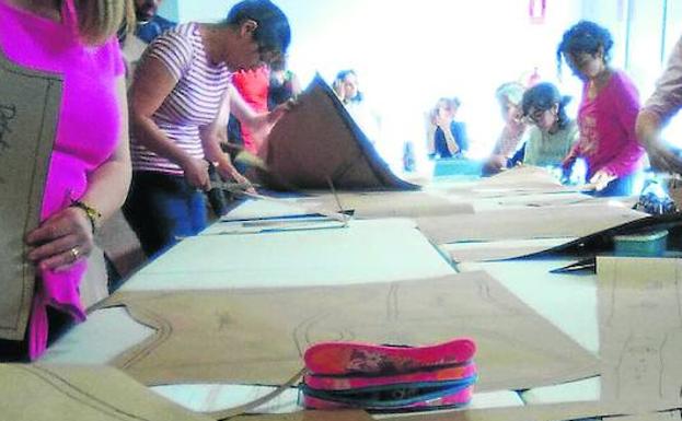 Boecillo elabora atuendos históricos para recrear una escena del siglo XIX