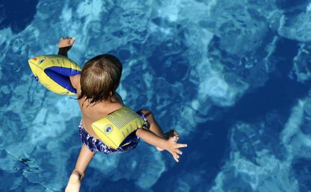 Atendida una niña de cinco años con síntomas de ahogamiento tras ser rescatada de la piscina de Cacabalos