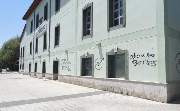 Los okupas de La Molinera se topan con la legalidad para eliminar pintadas de la fachada