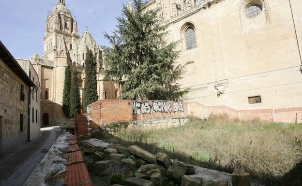 El solar del Patio Chico se embellecerá y ajardinará tras 40 años de abandono