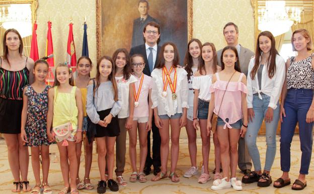 El alcalde felicita al Club Rítmica Salamanca con motivo de sus últimos éxitos deportivos