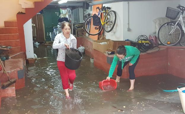 Puente Castro, la zona más afectada por la tormenta: con caldero y achicando agua