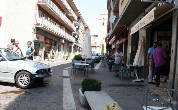 Un conductor de 90 años se empotra contra la puerta de un bar de Cuéllar tras llevarse por delante la terraza