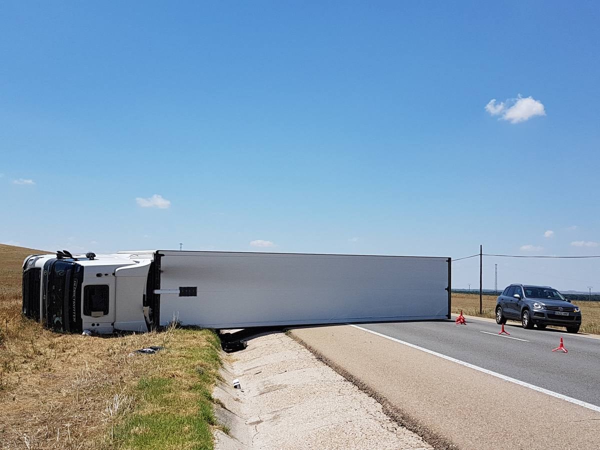 Vuelca un camión articulado en la carretera N-601 a su paso por Mojados