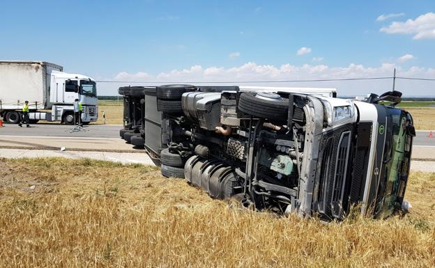 El vuelco de un camión obliga a cortar la N-601 en Mojados (Valladolid) y deja dos heridos