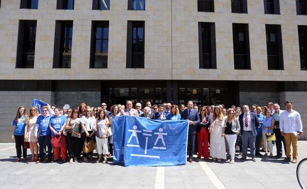 Decenas de abogados reivindican en Valladolid un Turno de Oficio digno y mejor retribución
