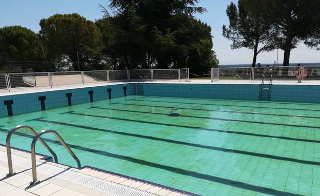 Van a darse un chapuzón a la piscina y se encuentran el vaso vacío