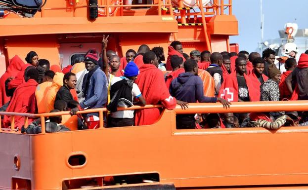 Pulso entre Salvini y Mattarella por la acogida a los inmigrantes