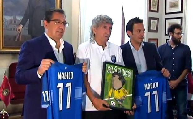 Gran recibimiento al futbolista Mágico González en su regreso a Cádiz