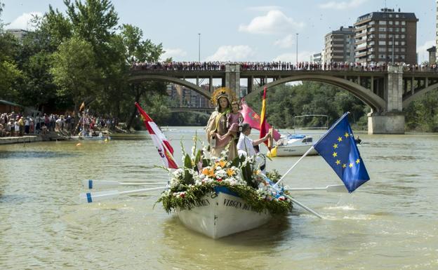 La Virgen del Carmen recorre el Pisuerga en su XIX procesión fluvial de Valladolid