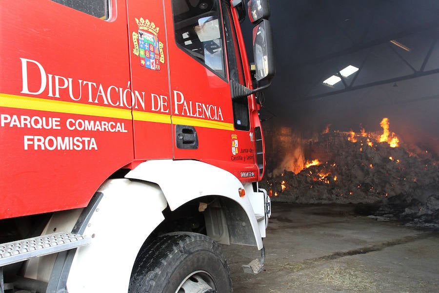 Un incendio calcina 150 toneladas de forraje en Villalumbroso