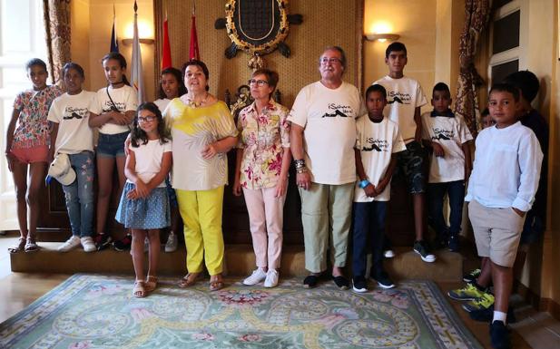 El Ayuntamiento recibe a los niños saharauis del programa Vacaciones en Paz