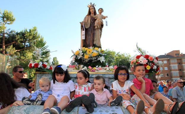 El barrio del Carmen se vuelca con su patrona
