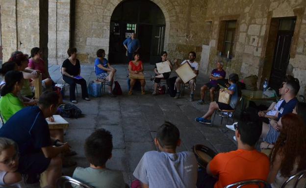 La variante catalana del pandero cuadrado llega a la Escuela de Folklore de Ciudad Rodrigo