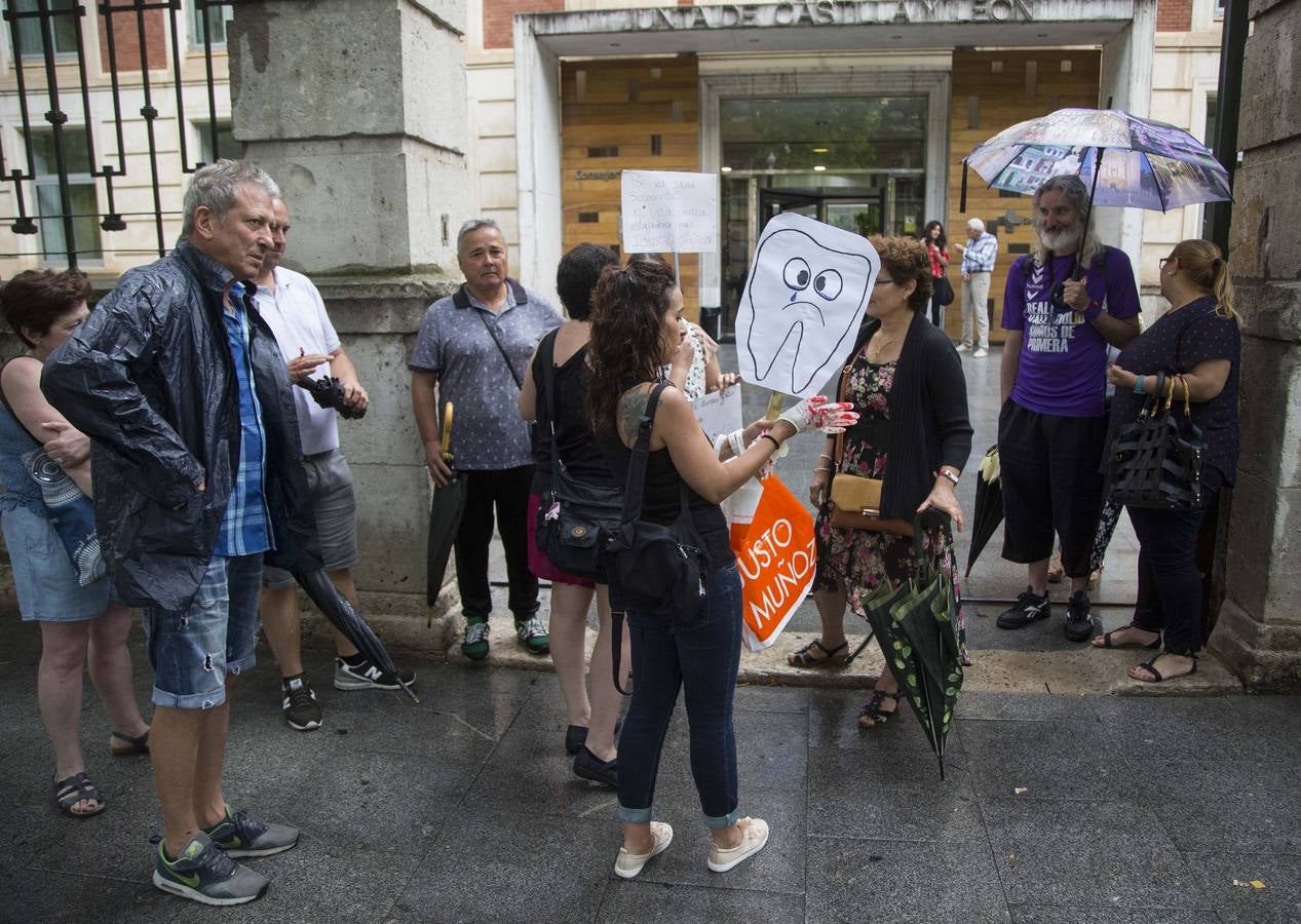 Afectados de iDental se concentran a las puertas de la Consejería de Sanidad