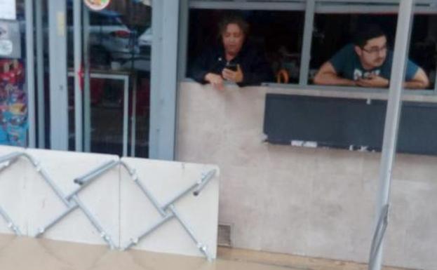 Una tromba de agua anega por sexta vez en mes y medio la calle Eras de Valladolid