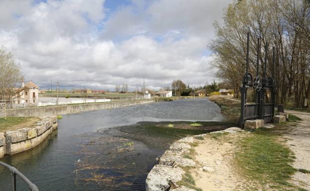 Los visitantes del Canal de Castilla pueden obtener la credencial de 'canalero'