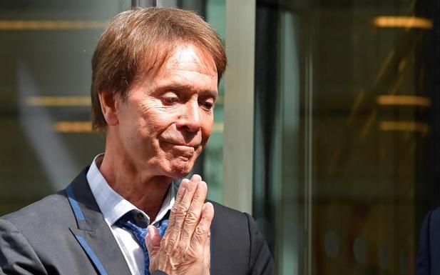 Cliff Richards gana un juicio contra la BBC por violar su vida privada