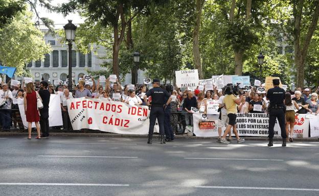 Afectados por iDental reclaman frente al Ministerio de Sanidad una solución