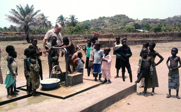 Cerca de 4.000 firmas piden que el cura Valentín Bravo continúe en El Espinar