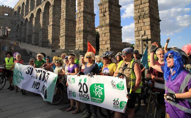 El pelotón ecologista pedalea contra «la estación fantasma» de Segovia