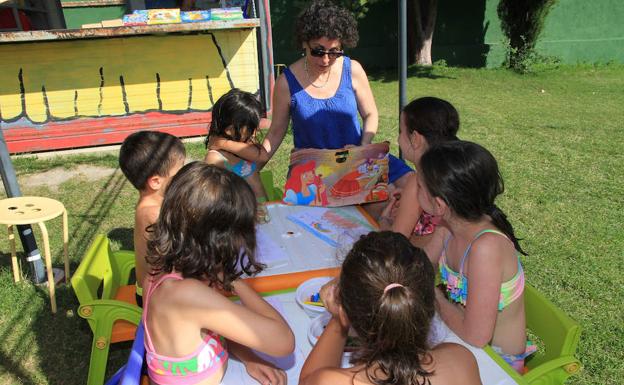 El pasaporte de lectura logra enganchar a los niños en los parques y en la piscina