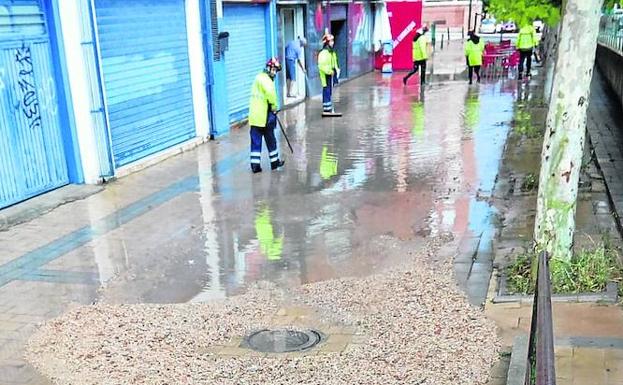 El aguacero anega la calle Eras de Valladolid otra vez, y ya van siete desde junio