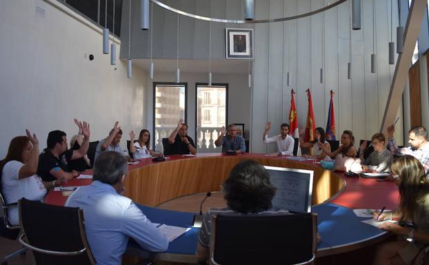 El pleno hace efectiva la cesión de tres solares a la Consejería de Educación