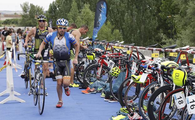 Sin rivales para Kevin Viñuela y Esther Gómez en el triatlón de Torquemada