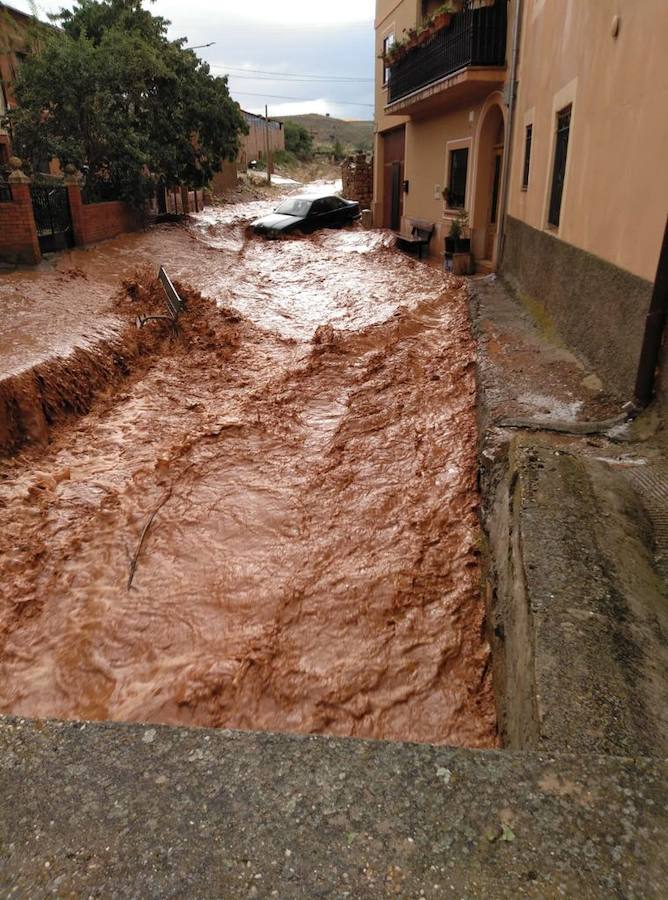 Una tormenta de granizo anega calles y destroza cosechas en Estebanvela