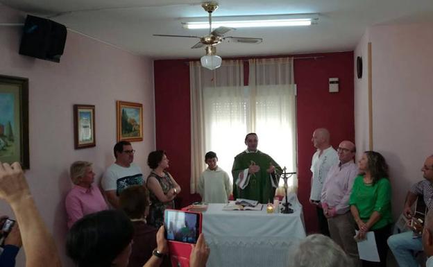 Fuentesoto celebra las misas en el centro cultural tras un año con la iglesia cerrada por riesgo de derrumbe