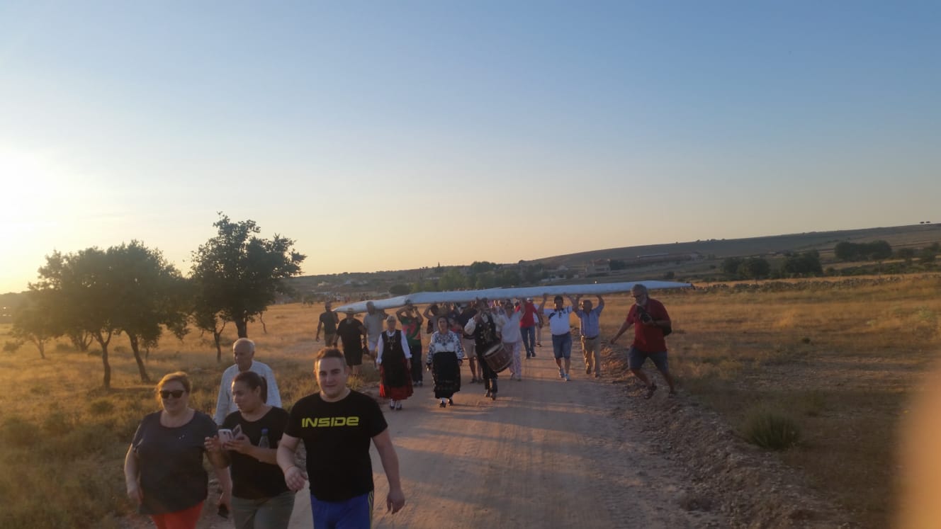 Un ala delta recibe sepultura en el Cementerio de Arte de Morille, en Salamanca