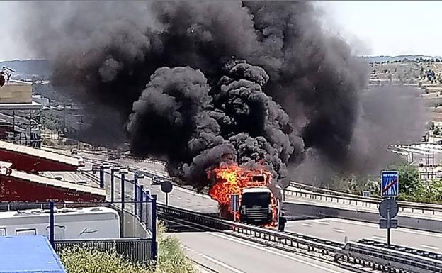 Calcinado un camión en la A-60 a la altura del polígono industrial de Zaratán, en Valladolid