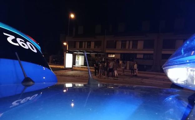 La Policía de Valladolid desaloja a trece jóvenes por consumir bebidas alcohólicas en un autobús